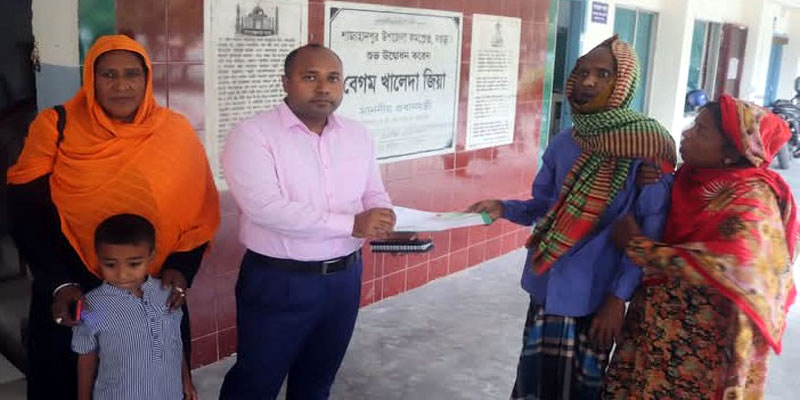 শাজাহানপুরে ক্যান্সার আক্রান্ত অসহায় রোগীর পাশে ইউএনও তাইফুর রহমান